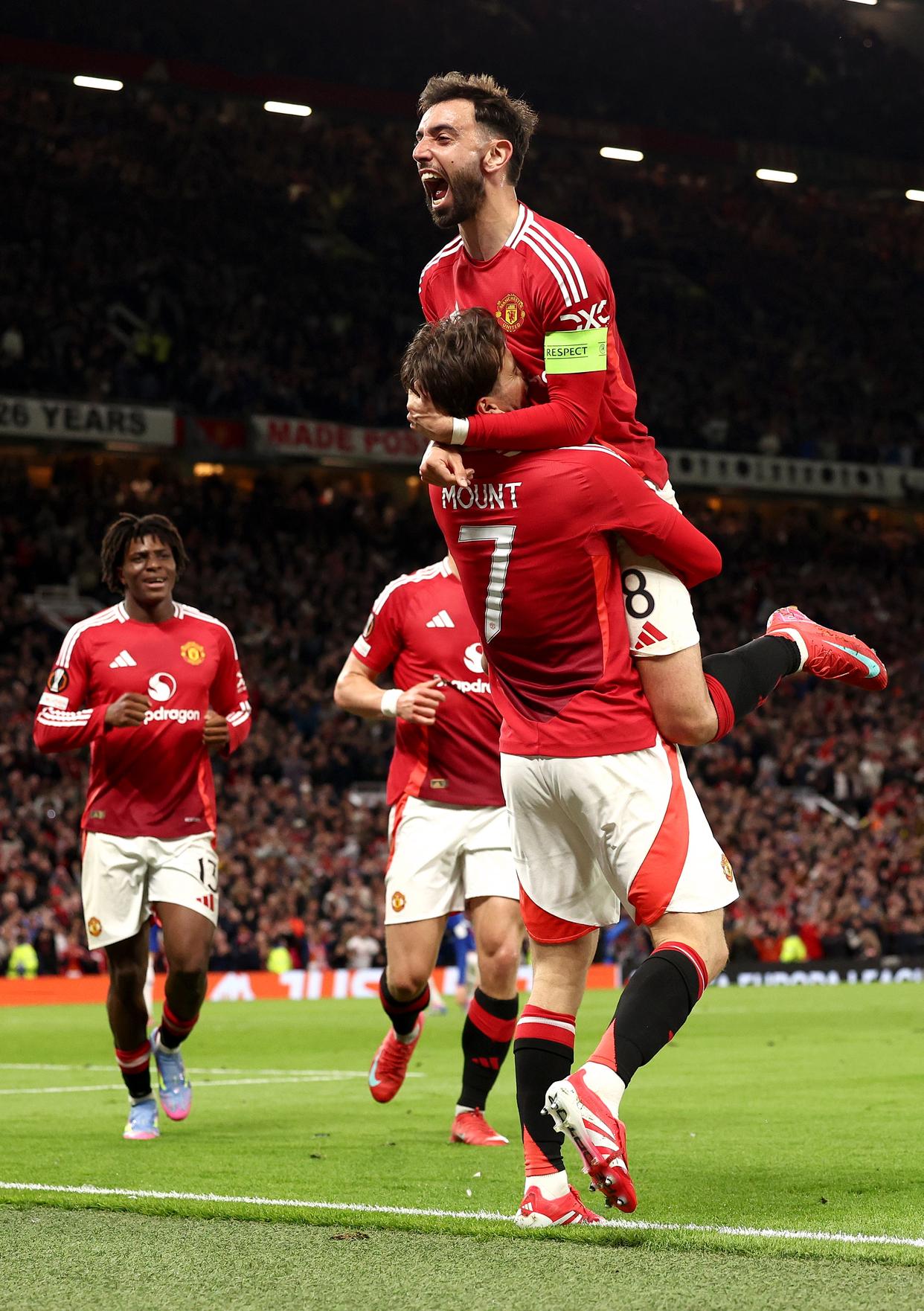 曼联客场击败对手，全力拼抢联赛前四名