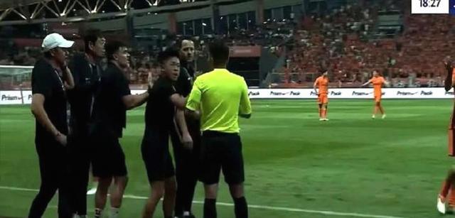 包含裁判员的判罚引发争议，现场气氛紧张的词条