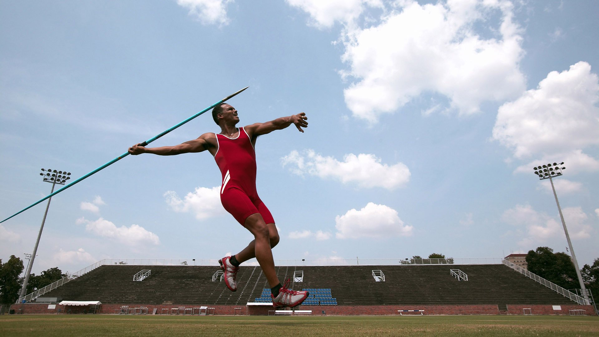 哈斯车队横扫红牛车队，周冠宇扛起全队，一场颠覆F1格局的传奇之战